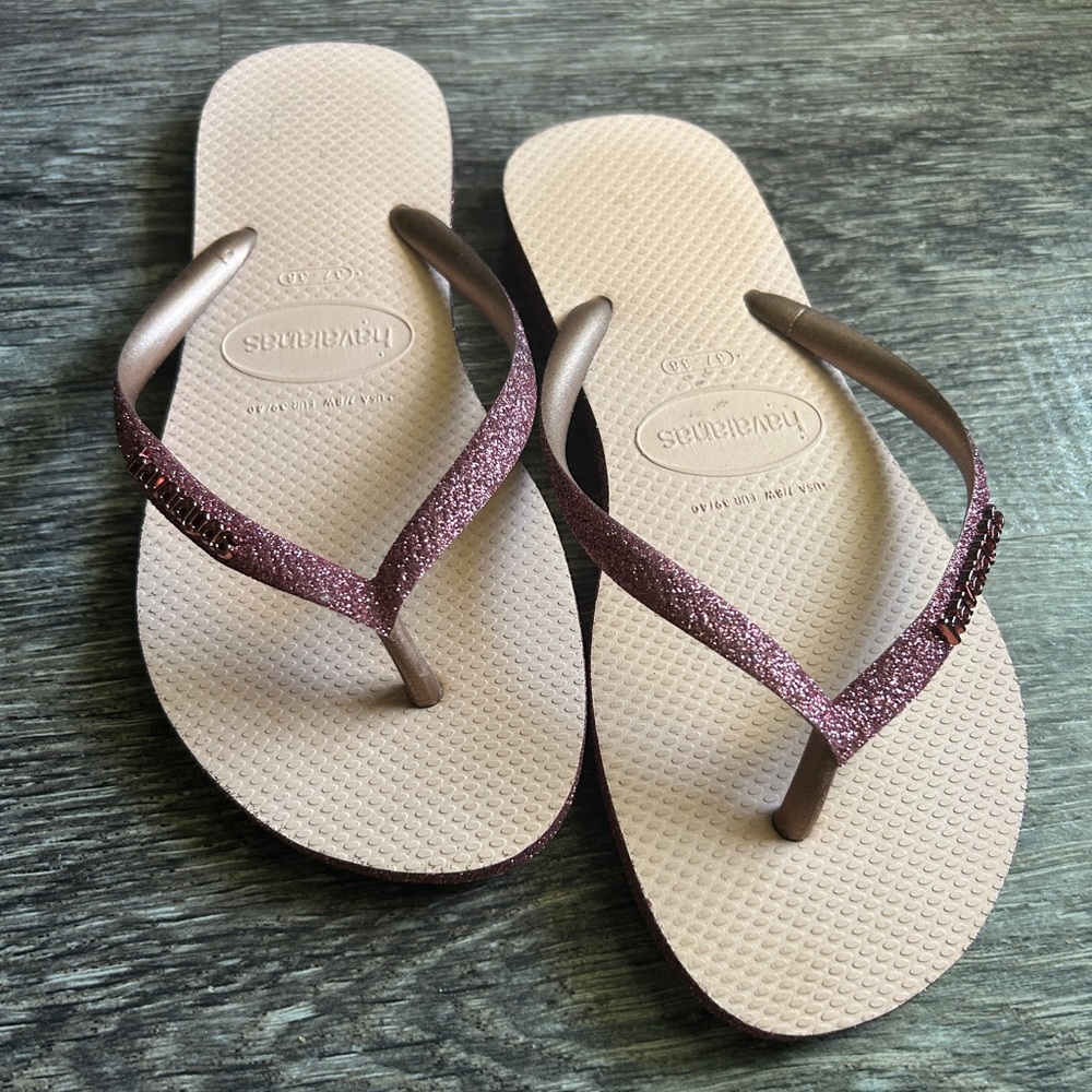 Havaianas Pink w/ sparkling detail flip flops 

Size 7/8

EUR 39/40

✨𝕆𝔹𝕆✨